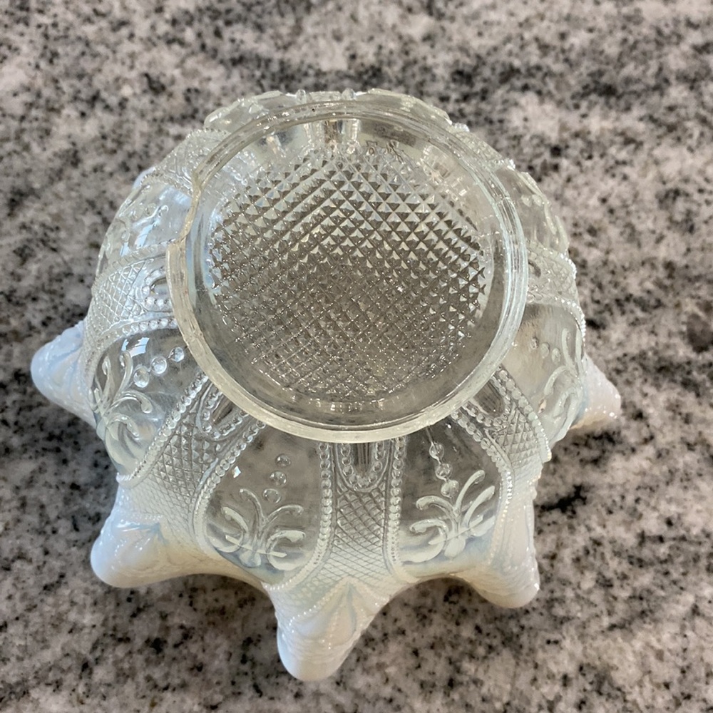 Antique EAPG White Opalescent “Jeweled Heart” Dugan Ruffled Glass Bowl! - Picture 4 of 5